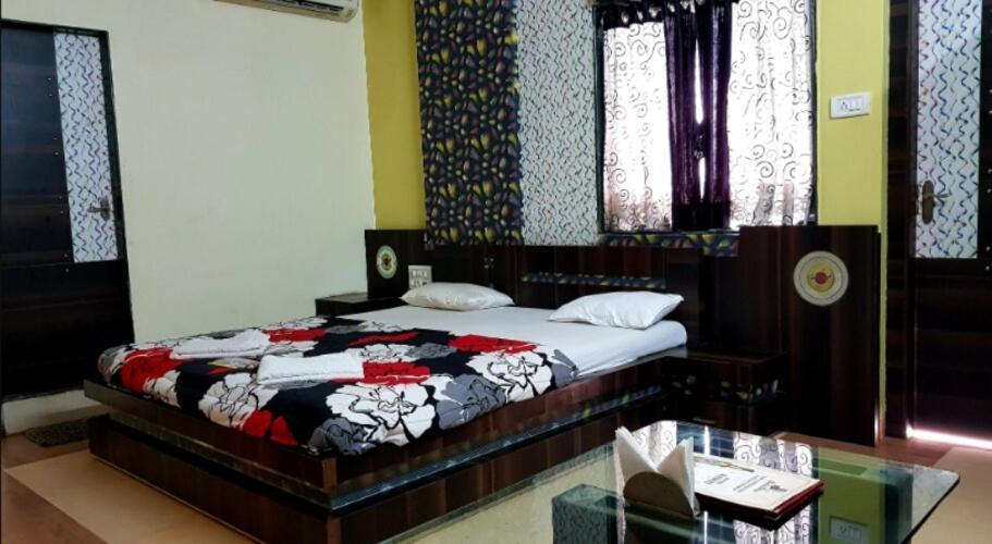 Hotel Rasraj , Dhule Bagian luar foto