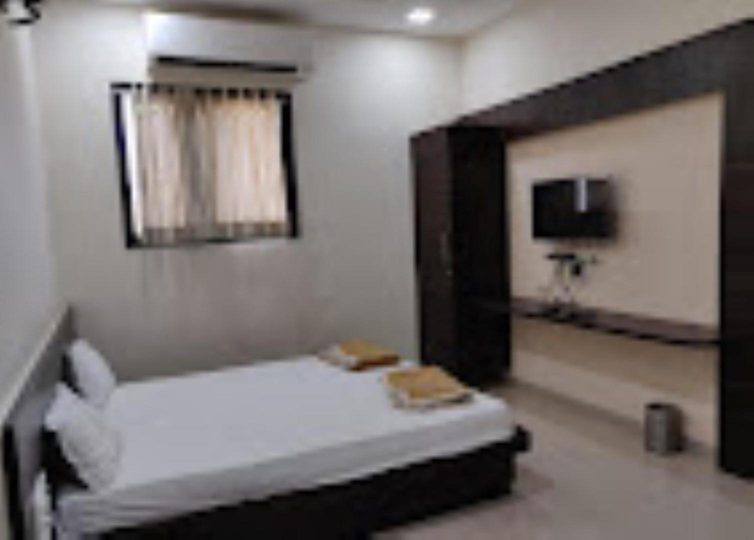 Hotel Rasraj , Dhule Bagian luar foto
