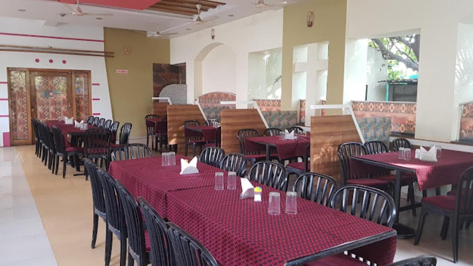 Hotel Rasraj , Dhule Bagian luar foto