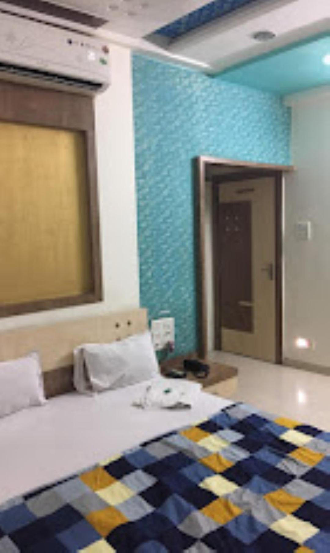 Hotel Rasraj , Dhule Bagian luar foto